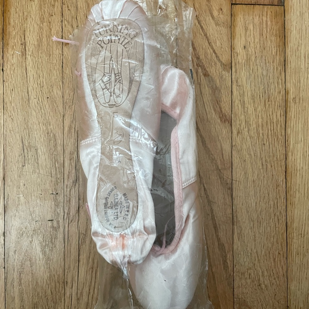 Turning Pointe Gamba Ballet Pointe shoes. Size 5